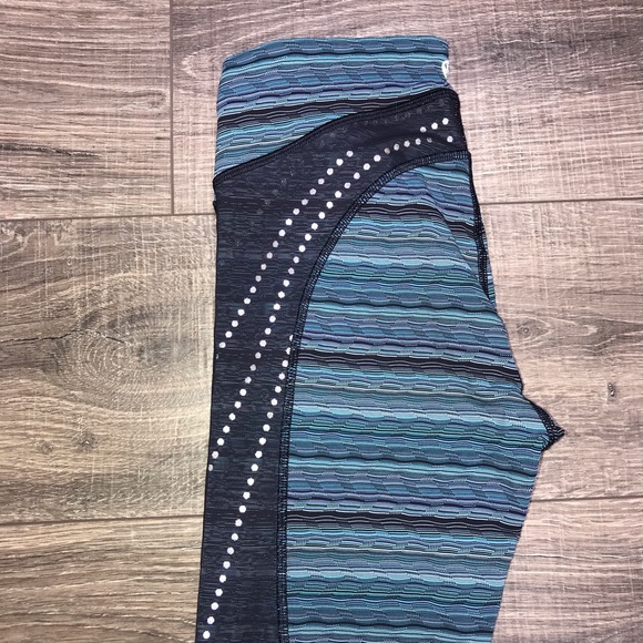 Lululemon Crop | Size 4 - Picture 4 of 8